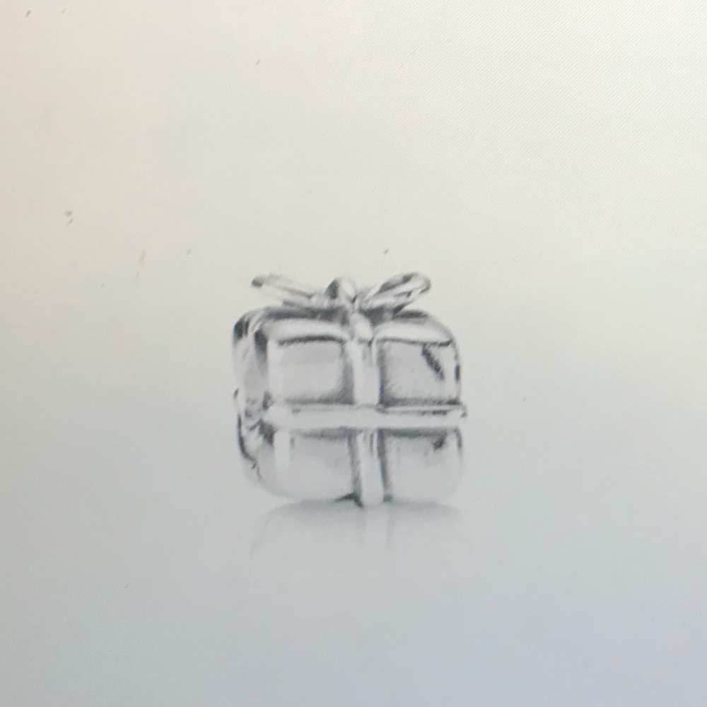 Pandora present charm